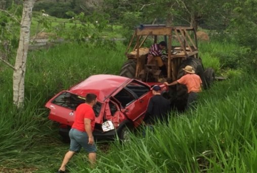 Acidente com dois carros deixa seis feridos na BR-421