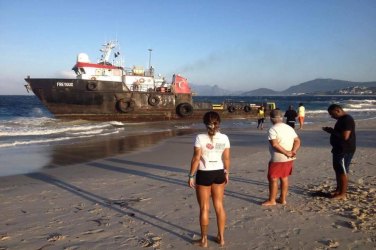 Navio rebocador encalha em Niterói