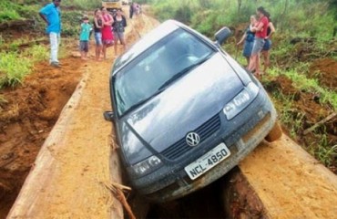 BURITIS - Carro derrapa e fica pendurado em cima de ponte na zona rural