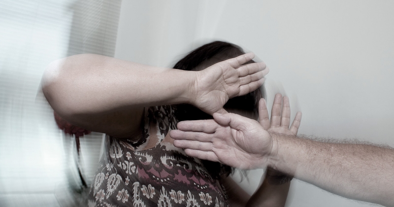 DESNATURADO: Mãe é agredida com socos no rosto pelo filho após intervir em discussão