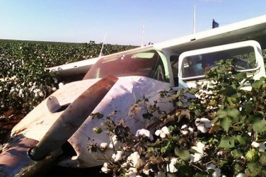 Avião com marcas de tiro e sangue é encontrado em plantação