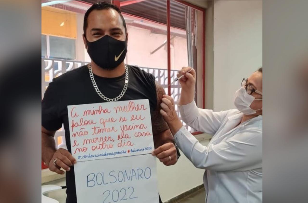 INUSITADO: Homem diz em cartaz que toma vacina para não morrer e mulher casar com outro