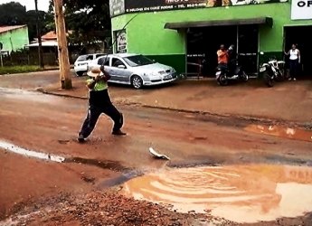 Moradores protestam com “pescaria” em cratera na Avenida Ipê