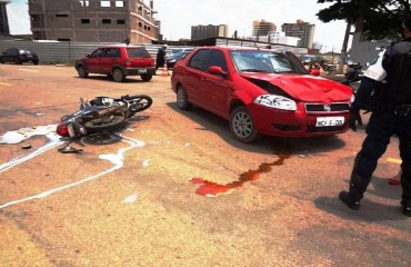 Motorista avança cruzamento e bate casal que transitava em motocicleta - FOTOS