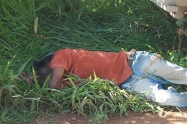 OURO PRETO DO OESTE - Homem pede carona e caí de carroceria de caminhonete