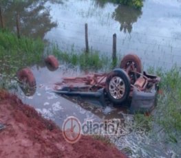 Motorista morre após carro capotar e cair dentro de rio 