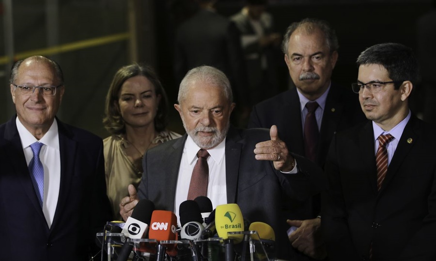 EXPECTATIVA: Lula diz que só definirá nomes para ministérios após viagem ao Egito