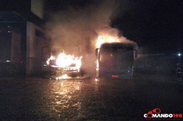 Dois ônibus pegam fogo dentro da garagem da Eucatur