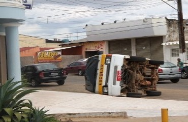 Veículo avança preferencial e bate em perua escolar que capota em movimentada via da capital - Fotos