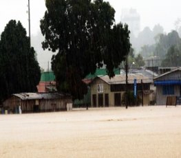 Rio Acre ameaça transbordar e desaloja mais de 20 famílias