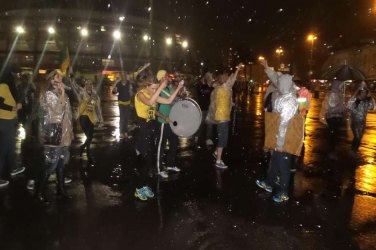 Manifestantes protestam contra Dilma antes de jogo do Brasil