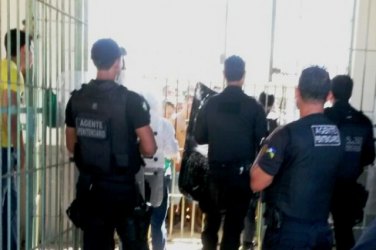 Agentes e polícia tentam conter rebelião no Ênio Pinheiro