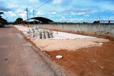 Estádio municipal e quadra de esportes recebem calçada