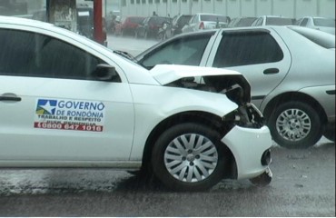 Em meio á chuva, carro oficial se envolve em acidente na capital - Vídeo e Fotos