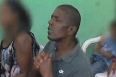 Adolescente de 16 asfixia o pai com travesseiro durante a noite - VÍDEO