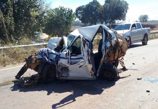 Grave acidente envolvendo táxi e caminhão deixa cinco feridos