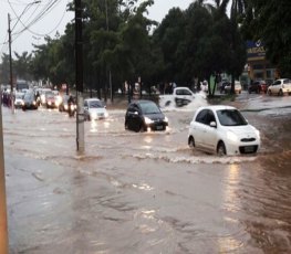 CHUVA – Falta de drenagem deixa capital em risco, baixo Madeira sofre 