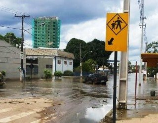 CHEIA – Caminhonete fica presa em avenida alagada no Centro da capital 