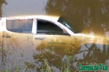 Duas camionetes da SEDUC caem dentro de Rio