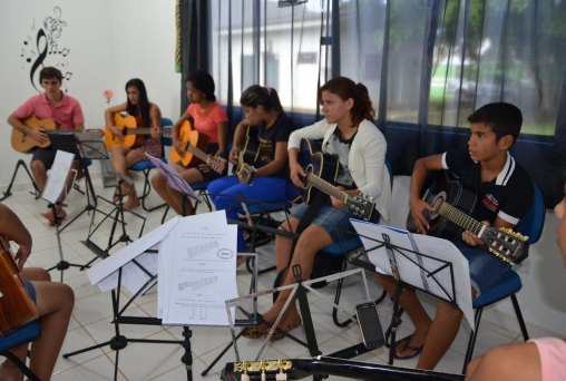 Aulas de violão no Pólo de música começam com entusiasmo