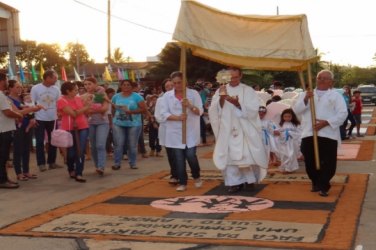 Procissão e montagem de tapetes marca o dia de Corpus Christi