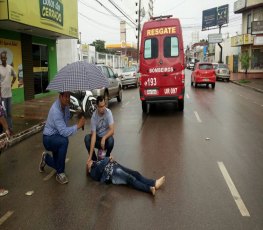 ACIDENTE  - Mulher fica ferida ao sofrer queda de moto no centro 