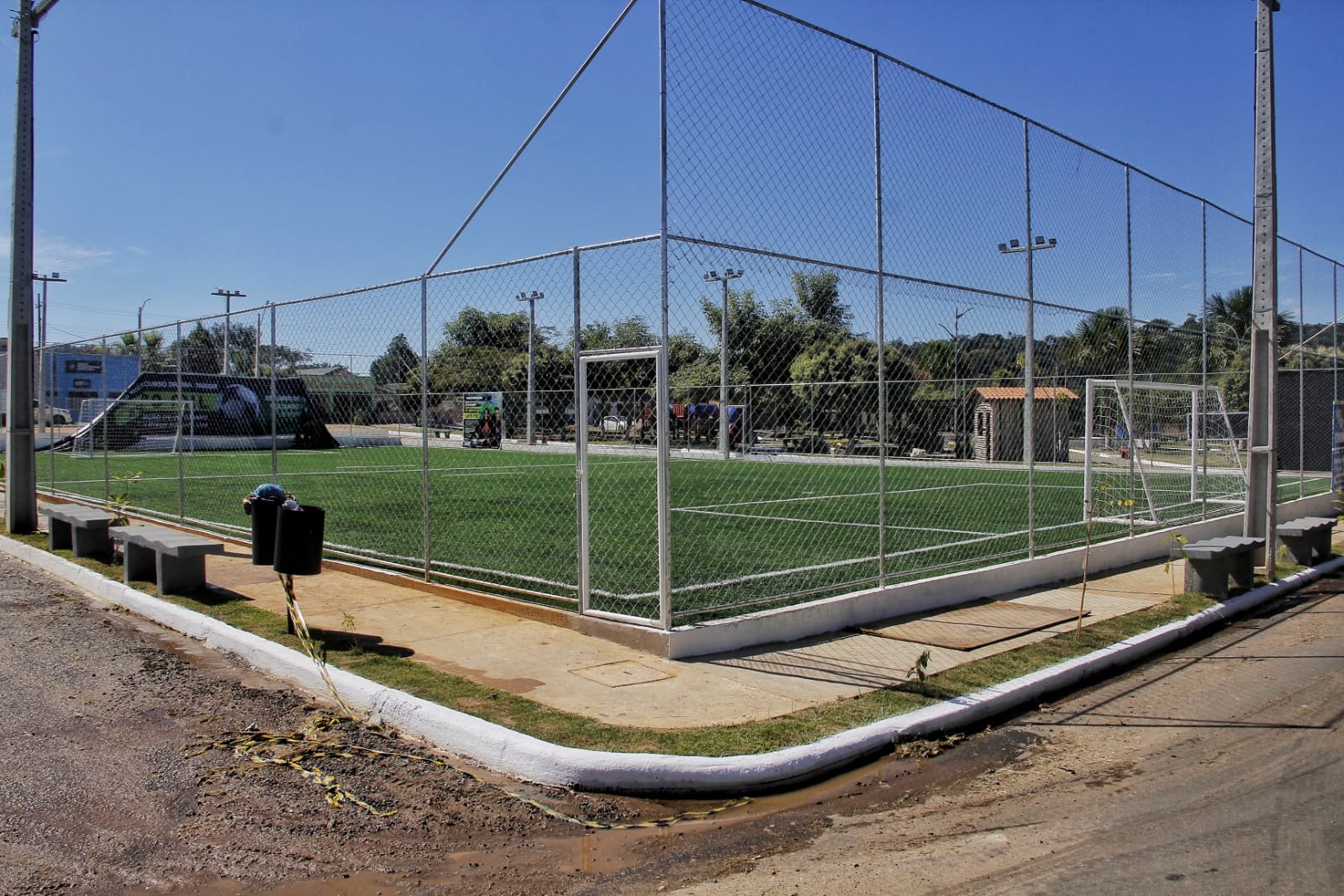 QUALIDADE DE VIDA: Campo society é entregue e governador reforça compromisso com população 