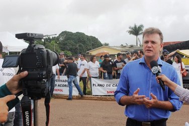 Deputado se reúne com servidores estaduais em greve