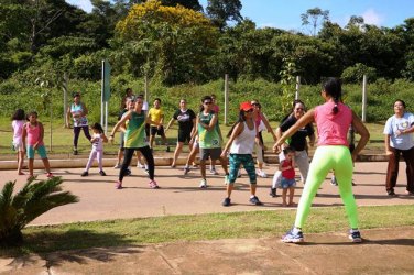 1ª Fitness Day do Bairro Novo ofereceu zumba e alongamento 