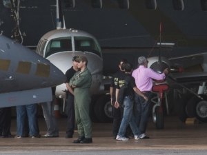 Avião da Polícia Federal com réus do mensalão chega a Brasília