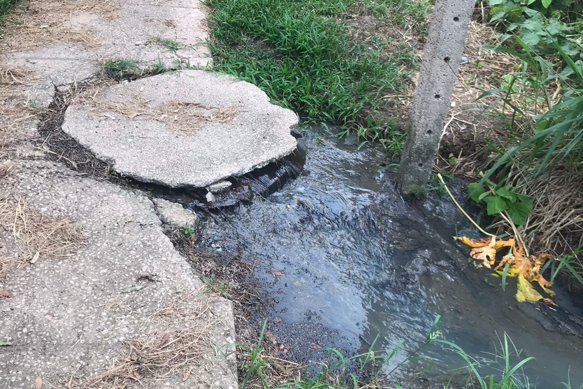 IMUNDICE: Vazamento de esgoto no Bairro Novo causa fedor e morador pede solução