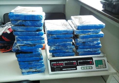 PRF encontra bolsa com 30 kg de cocaína em ônibus