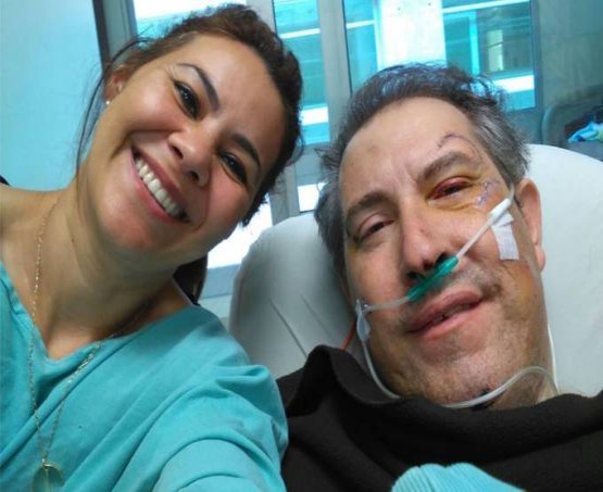 Jornalista sobrevivente posta foto no hospital e agradece apoio