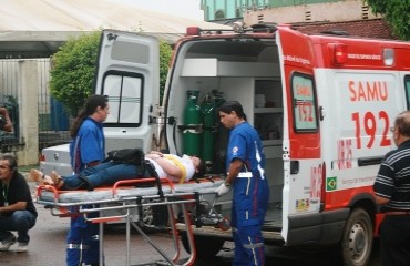 Veículo avança preferencial e bate em casal no centro da Capital - FOTOS