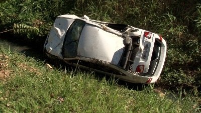 Motociclista morre em acidente na Avenida Jorge Teixeira; carro capota e cai em bueiro
