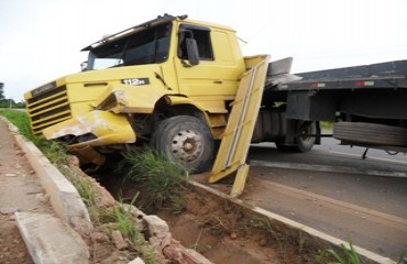 Carreta desgovernada derruba dois tratores na BR e deixa trânsito congestionado