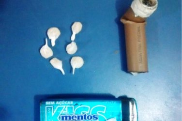 FLAGRANTE - 'Boqueiro' é preso vendendo drogas no Bar Anacondas