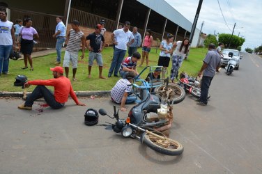 Acidente em cruzamento deixa 3 gravemente feridos