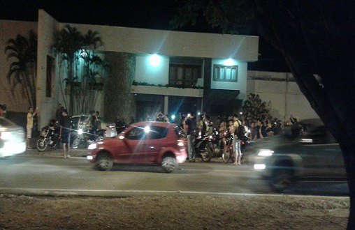 População faz buzinaço na frente da casa do senador Gurgacz - VÍDEO