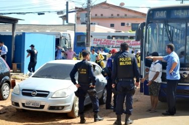 Mototaxista leva murro de agente de trânsito durante movimento - VÍDEO