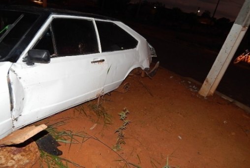 Motorista bate em poste de iluminação e foge levando uma das rodas