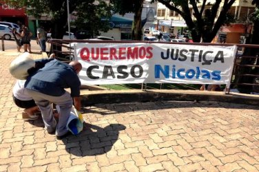 Família faz movimento no palácio do governo pedindo solução no 'Caso Nicolas'