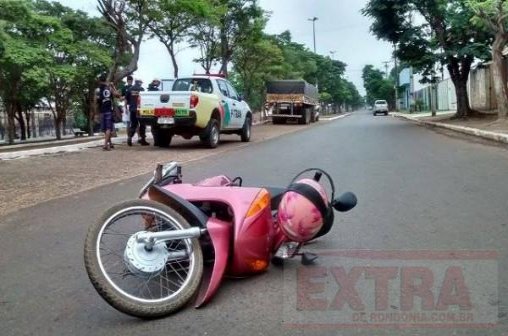 Ciclista provoca acidente e foge sem prestar socorro a motociclista