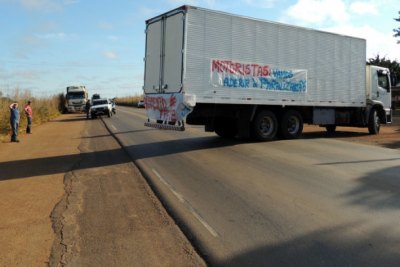 Rodoviários fecham BR-364 em protesto pela intenção do governador de regulamentar transporte alternativo‏