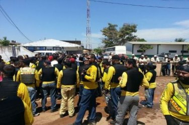 Mototaxistas protestam em frente a Semtran e temem perder licença