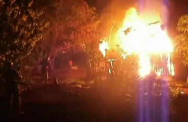 JARU - Morador suspeito de incendiar a própria casa vibra com as chamas