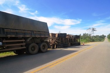 Motorista tomba caminhão ao tentar desviar de buraco