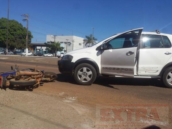 Mulher fica ferida em acidente envolvendo carro e moto