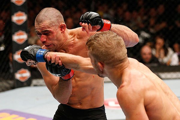 TJ Dillashaw vence Renan Barão no UFC