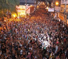 CARNAVAL 2017 – Banda do Vai Quem Quer arrasta mais de 150 mil foliões – Vídeos e Fotos